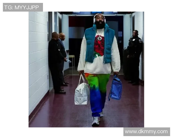 足球球星运动裤时尚穿搭解析 展现运动与潮流完美融合