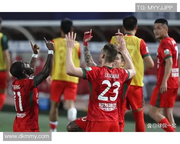 当足球巨星绽放笑容时那一刻点亮了赛场与球迷心灵