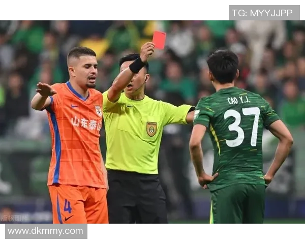 足球巨星赛场激烈拼抢中意外撞人引发巨大争议与舆论热议 足球巨星赛场激烈拼抢中意外撞人引发巨大争议与舆论热议